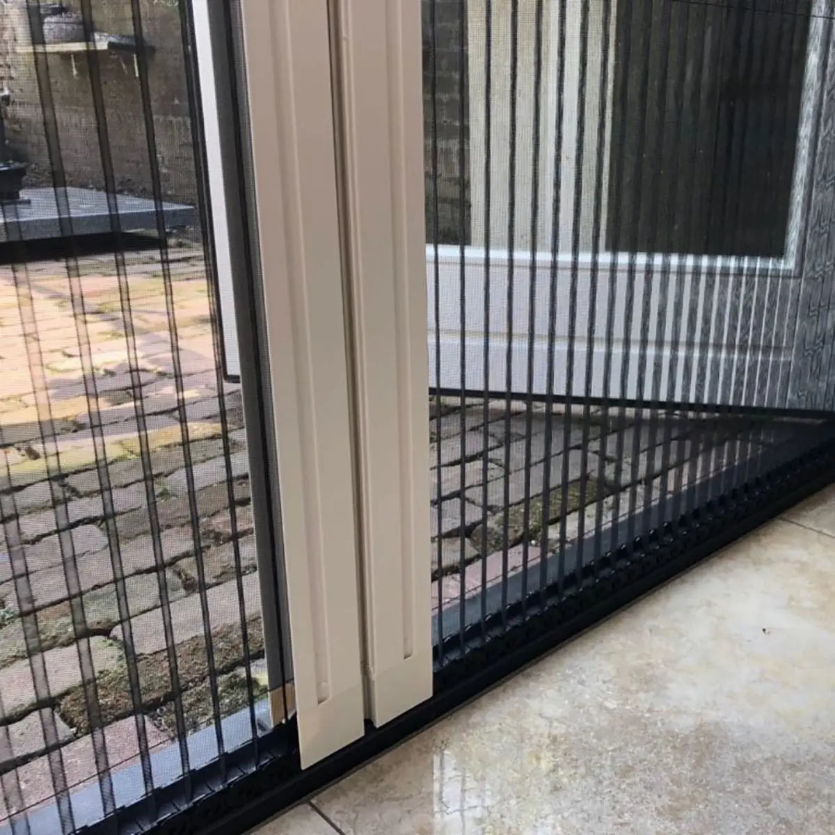 Aydınlı kış bahçesinde plise sineklik
